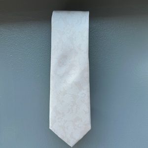 Tie Bar White/Cream Floral Tie